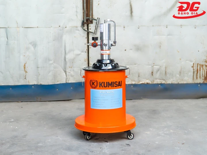 chuẩn bị máy bơm mỡ