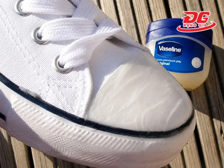 Vaseline có tác dụng che mờ vết xước và vết bẩn trên giày trắng