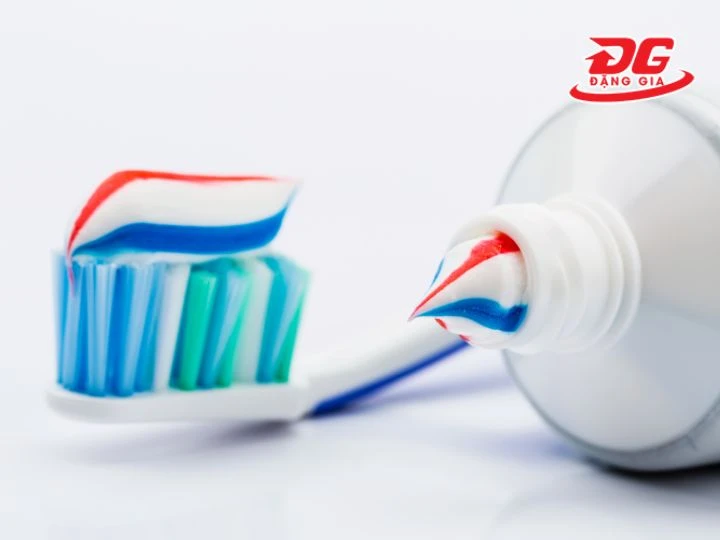 Sử dụng kem đánh răng để làm sạch giày trắng