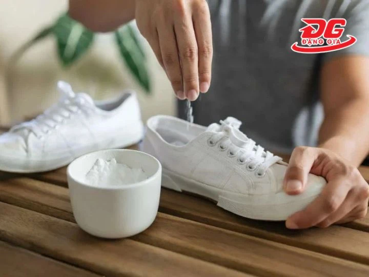 Khử mùi hôi và làm sạch giày trắng bằng baking soda