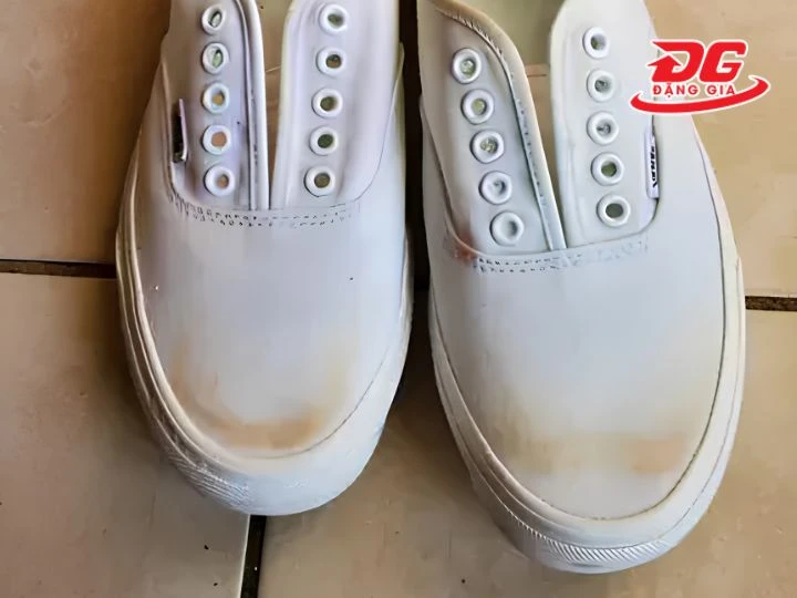 Giày trắng bị ố vàng do nhiều nguyên nhân khác nhau