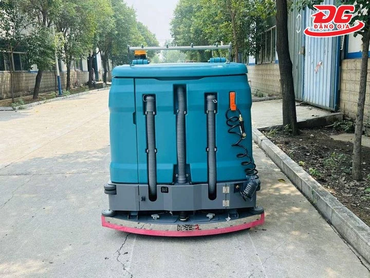 Phía sau xe quét rác chà sàn Kumisai KMS 1450XS