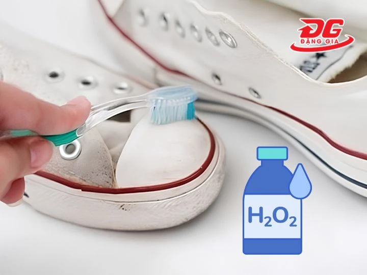 Sử dụng oxy già H2O2 để tẩy ố trên giày trắng