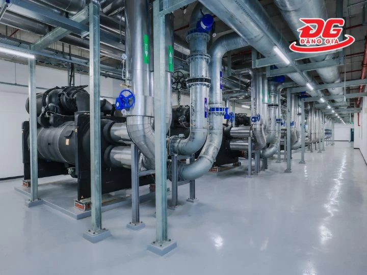 Chiller là hệ thống máy làm lạnh nước trung tâm dùng để tạo ra nguồn nước lạnh