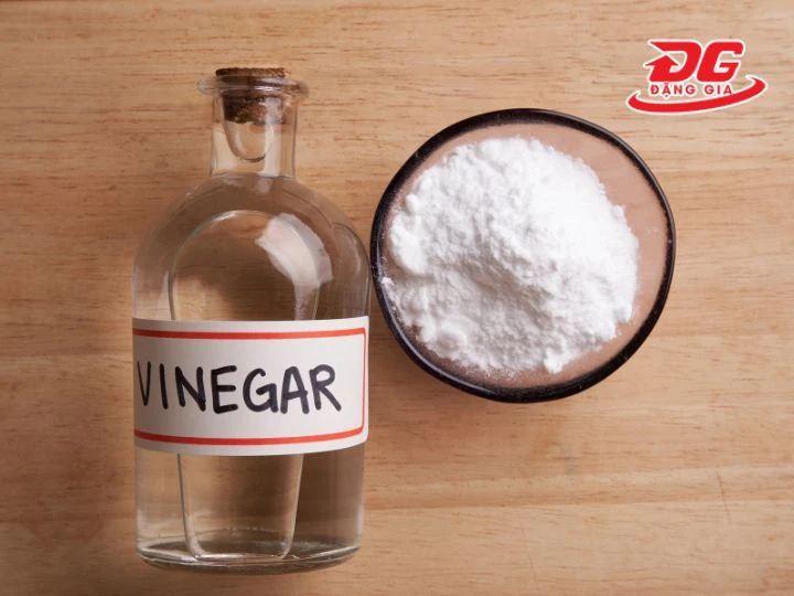 Giấm trắng có tác dụng loại bỏ vết bẩn trên giày trắng nhanh chóng