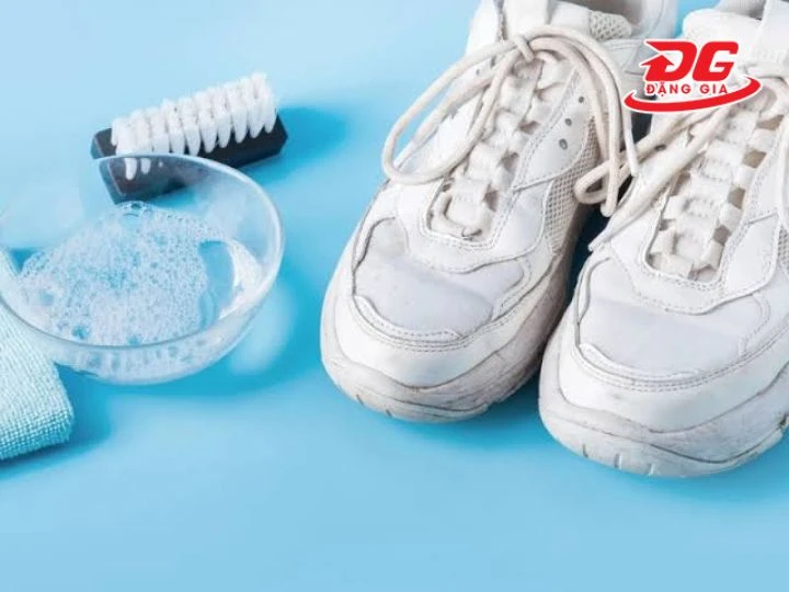 Cọ rửa giày trắng bẩn bằng bột giặt