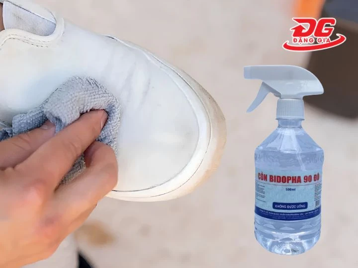 Tẩy vết mực trên giày trắng bằng cồn y tế