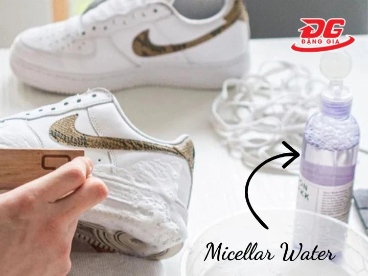 Nước tẩy trang làm sạch vết bẩn cứng đầu trên giày trắng