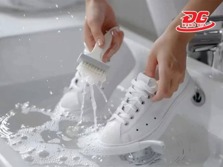 Nước rửa bát tẩy rửa bụi bẩn, bùn đất trên giày trắng hiệu quả