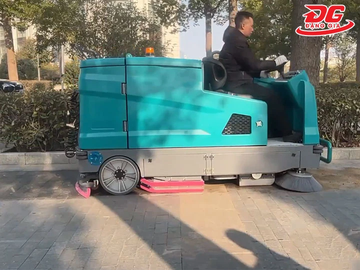 xe quét rác chà sàn Kumisai KMS 1450XS