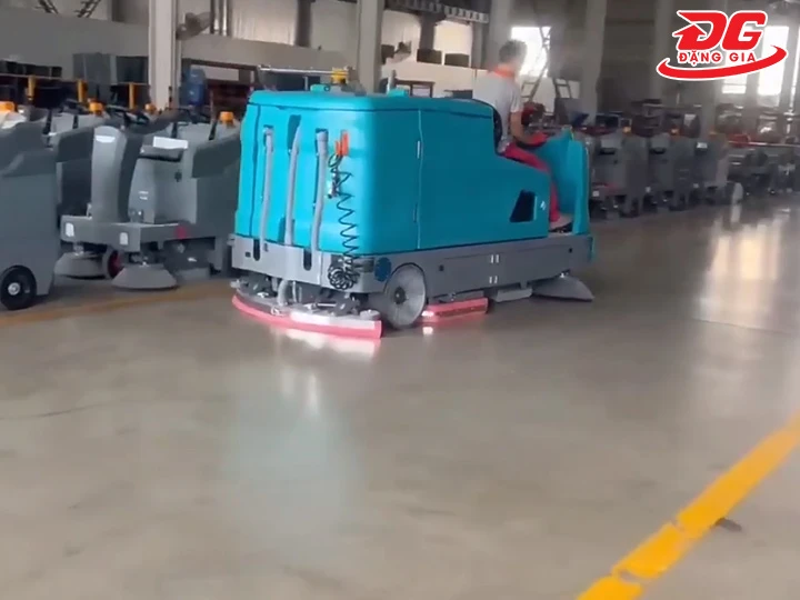 xe quét rác chà sàn Kumisai KMS 1450XS làm việc trong xưởng lớn