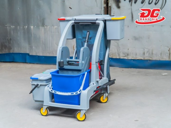 Kumisai KMS AF08191E thiết kế nhiều ngăn chứa dụng cụ và túi đựng rác lớn