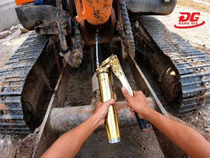 bơm mỡ máy xúc làm giảm ma sát giúp thực hiện các thao tác trơn tru