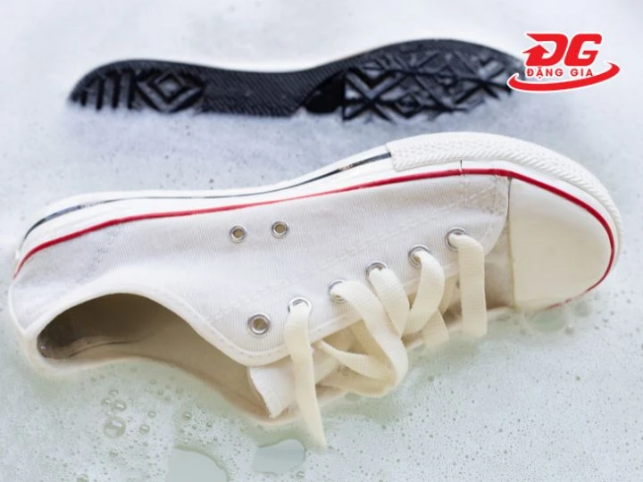 Cách giặt giày Converse bằng bột giặt