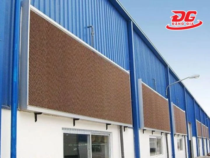 Cooling pad nhà xưởng là hệ thống làm mát bay hơi hiệu quả, sử dụng tấm làm mát kết hợp quạt hút gió công nghiệp và hệ thống bơm nước tuần hoàn