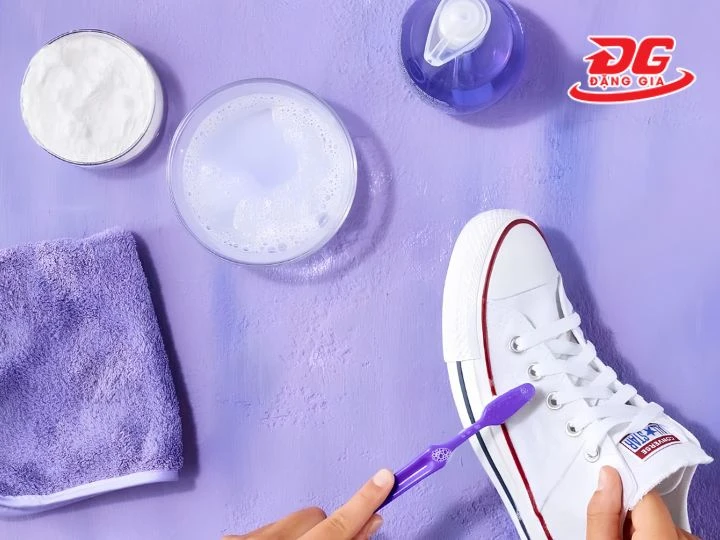 Chuẩn bị dụng cụ thiết yếu để vệ sinh giày converse