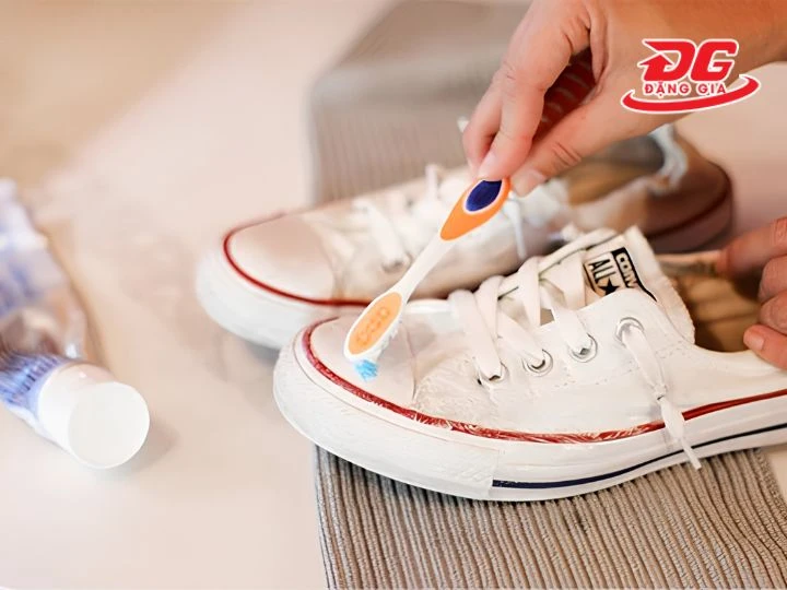Cách giặt Converse trắng bằng dung dịch chuyên dụng