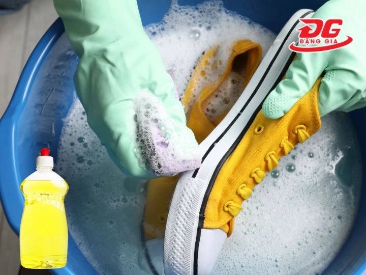 Giặt giày converse bằng nước rửa chén bát