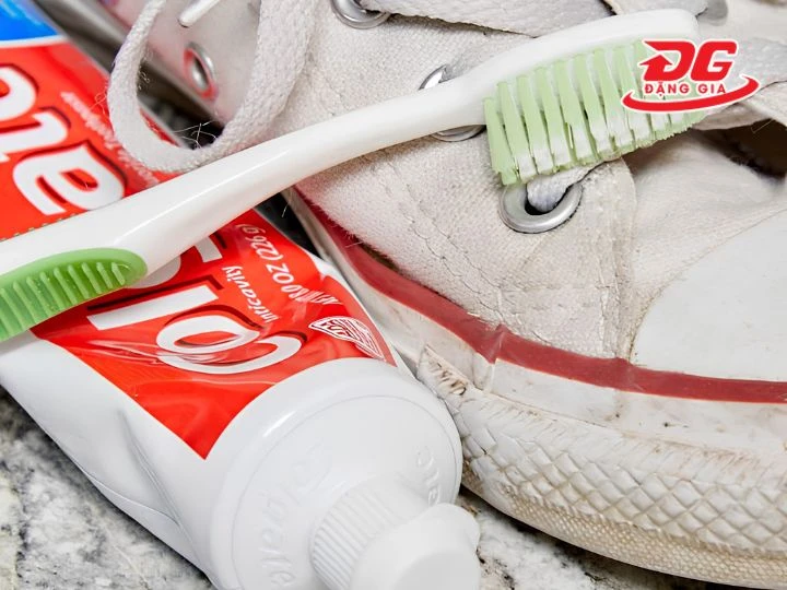 Vệ sinh giày converse bằng kem đánh răng