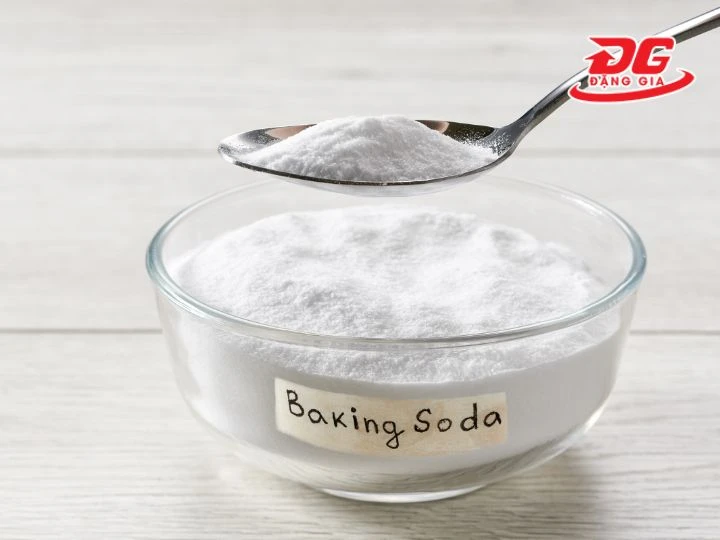 Xử lý vết bẩn trên giày Converse trắng bằng baking soda