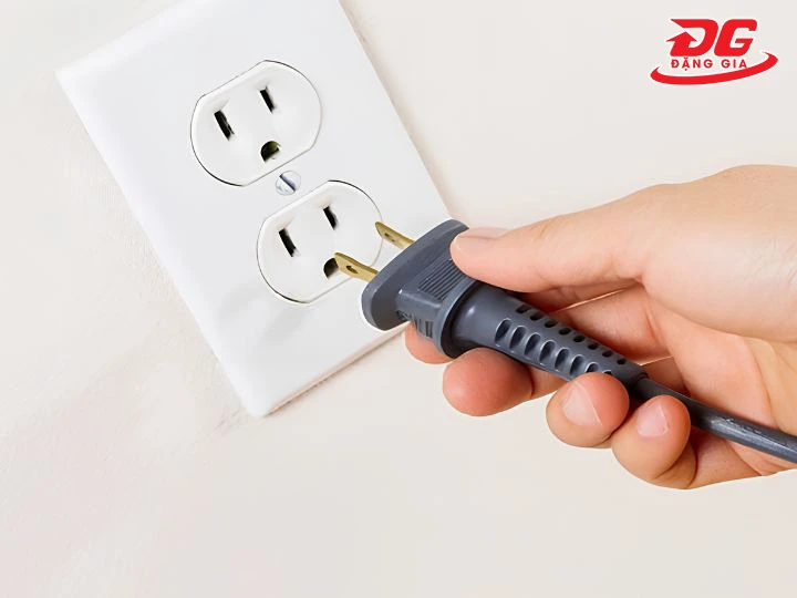 máy hút bụi 220V cắm điện trực tiếp