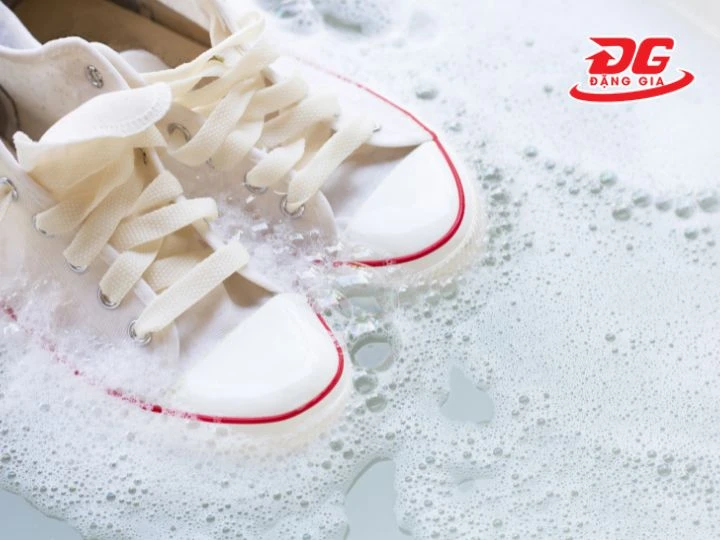 Pha dung dịch vệ sinh giày converse tùy theo vết bẩn