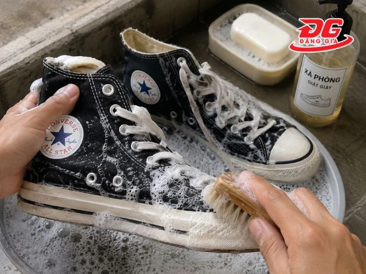 Ngâm giày converse đen bằng xà phòng để loại bỏ vết bùn đất