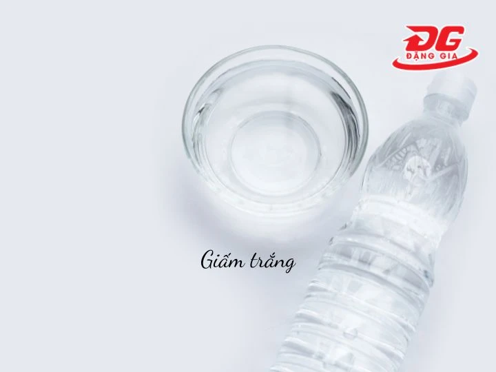 Giấm trắng tẩy mốc trên giày converse hiệu quả, an toàn