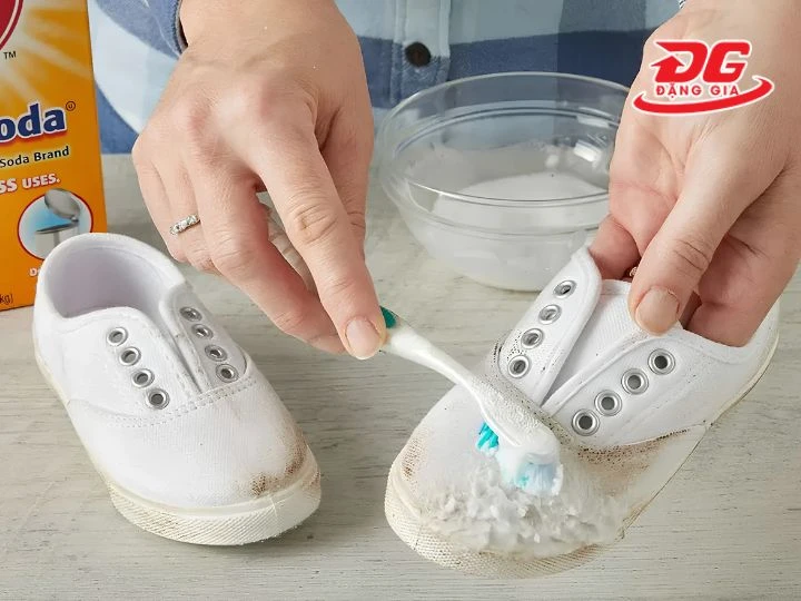 Cách giặt giày bằng baking soda không lo bạc màu