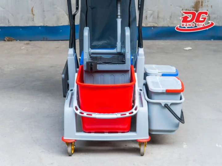 Thiết kế bộ vắt móp tiện lợi trên xe đẩy dọn vệ sinh Kumisai KMS AF08196A