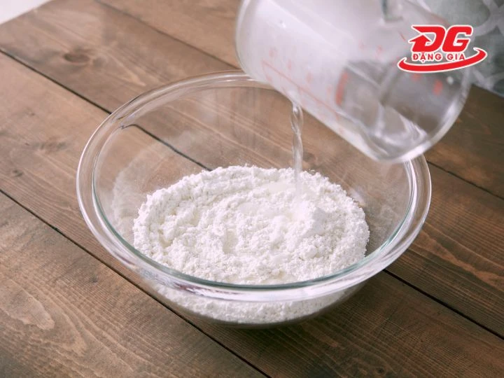 Cách giặt giày bằng baking soda và nước ấm mang lại hiệu quả làm sạch tốt