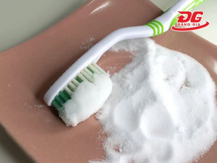 Làm sạch giày bằng baking soda và kem đánh răng
