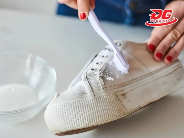 Hướng dẫn giặt giày bằng baking soda hiệu quả