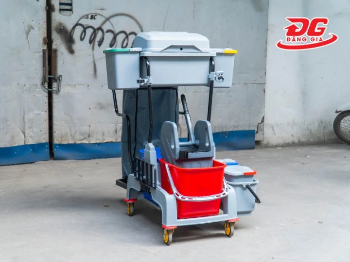 Xe đẩy làm vệ sinh Kumisai KMS AF08196A có nhiều ngăn chứa dụng cụ