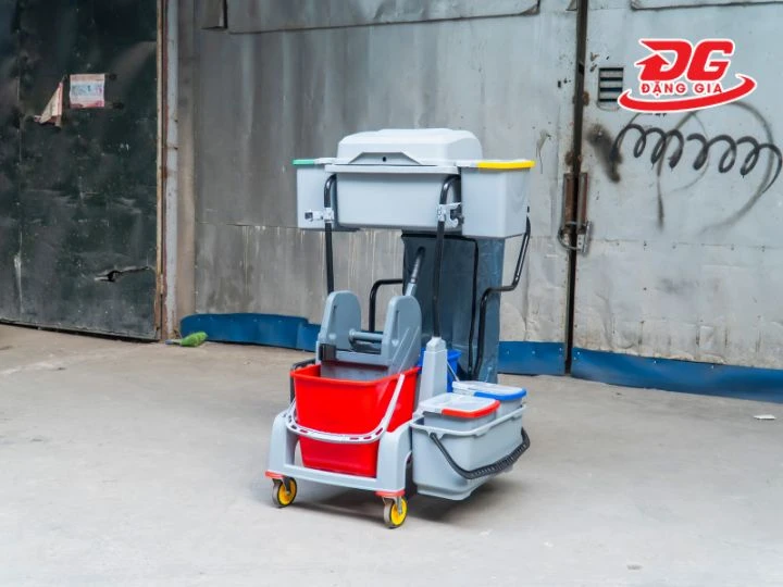 Kumisai KMS AF08196A có khung xe chắc chắn, bánh di chuyển linh hoạt