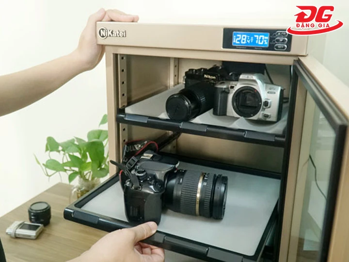 Xếp đồ vào tủ chống ẩm 30L