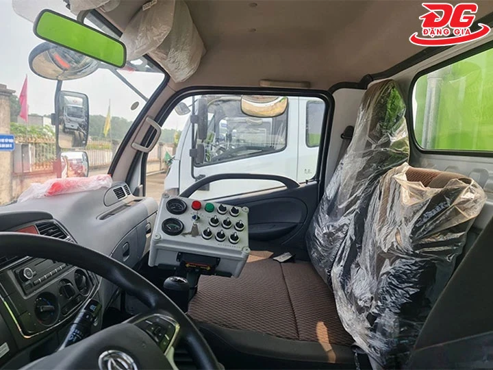 Buồng lái xe quét đường Dongfeng