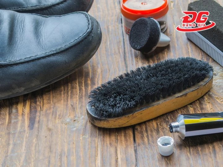 Hướng dẫn cách đánh xi giày da đen