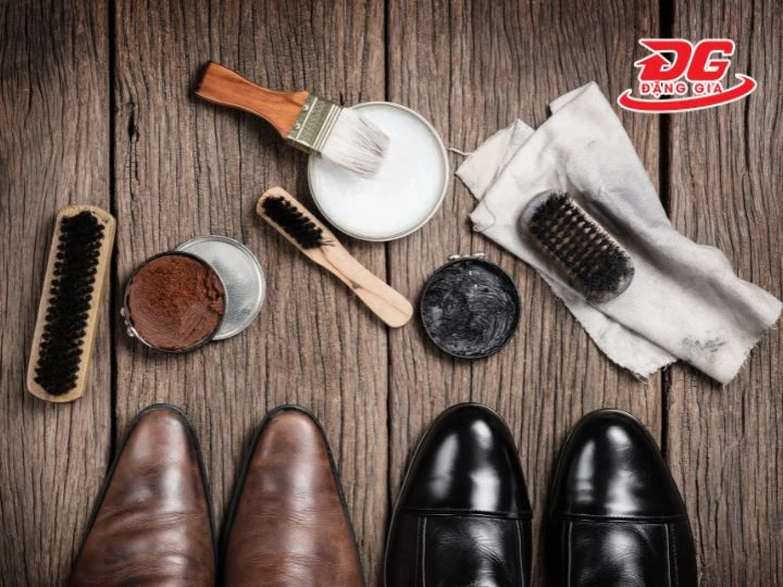 Chuẩn bị đầy đủ dụng cụ đánh xi giày