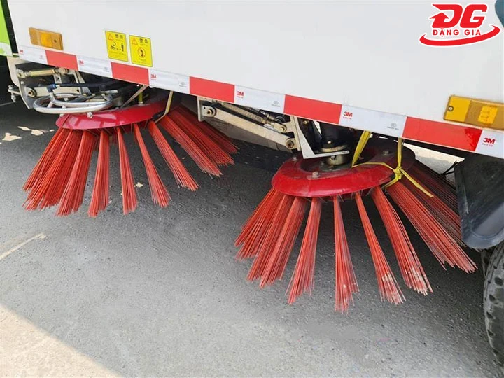 chổi xe quét đường Dongfeng