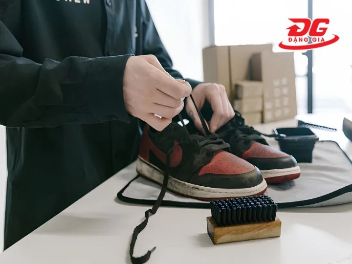 Các bước vệ sinh giày Jordan 1 da trơn