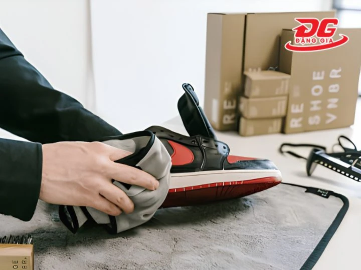 Cách vệ sinh giày Jordan 1 chuẩn chỉnh nên kỹ lưỡng nhất là phần thân giày