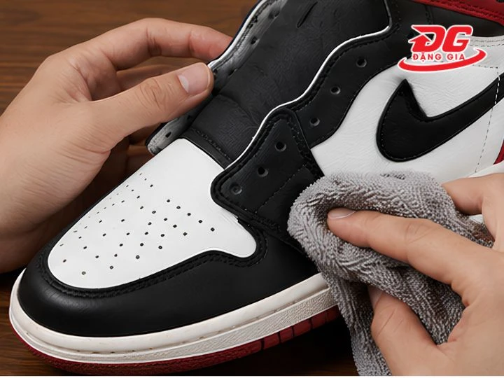Dùng khăn mềm lau sạch giày Jordan 1