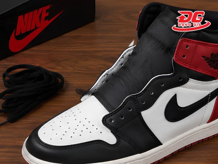 Tháo dây giày Jordan 1 trước khi tiến hành vệ sinh, làm sạch
