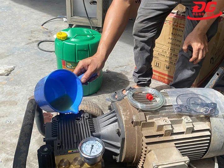tra dầu cho máy rửa xe