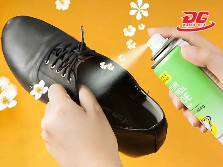 Khử mùi hôi trên giày da nữ bằng xịt thơm chuyên dụng