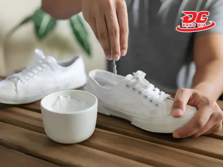 Vệ sinh và khử mùi giày bằng baking soda