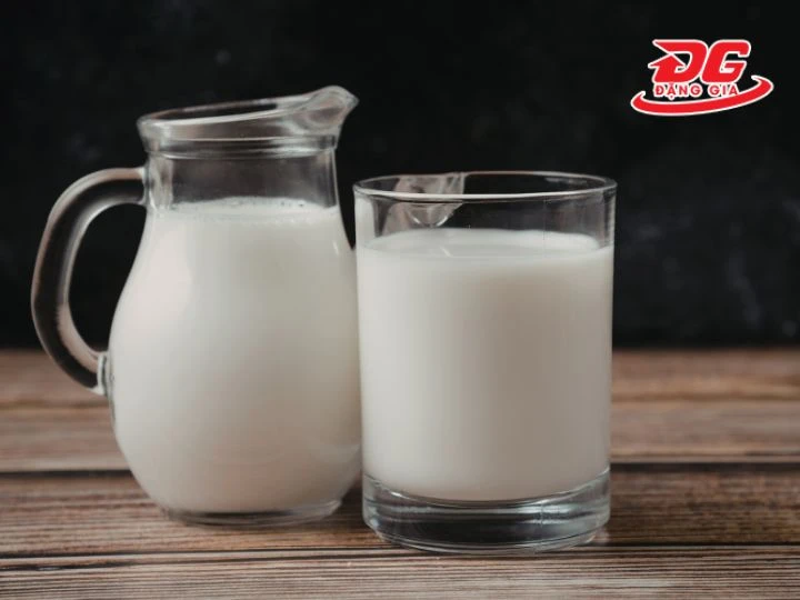 Sữa tươi không đường có thể đánh bật vết bẩn trên giày da