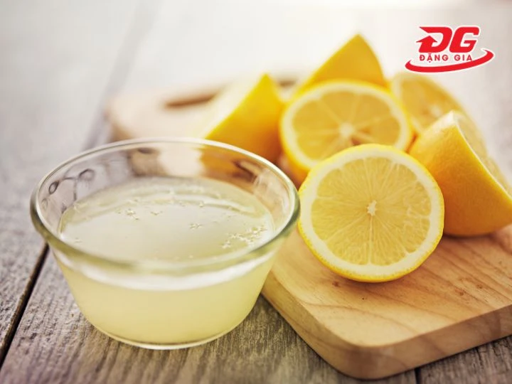 Cách làm sạch giày da nữ bằng chanh được nhiều người áp dụng