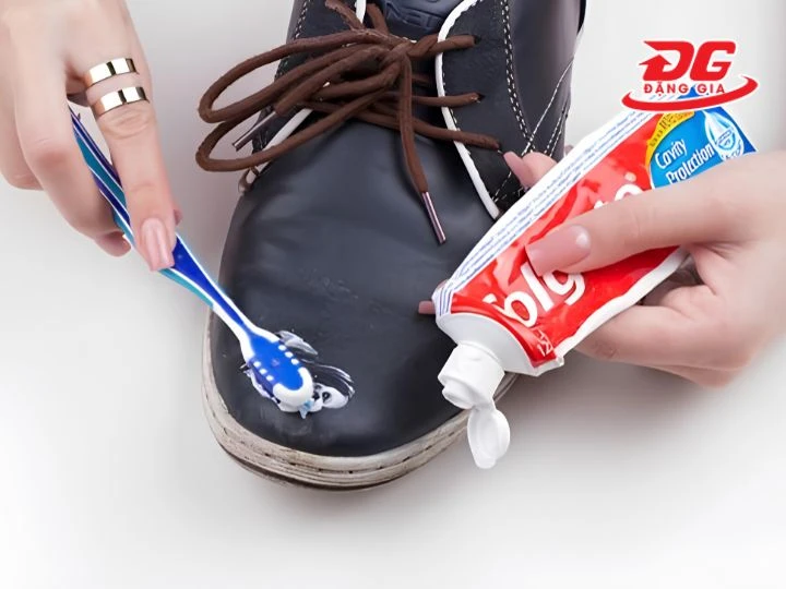 Cách làm sạch giày da nữ bằng kem đánh răng